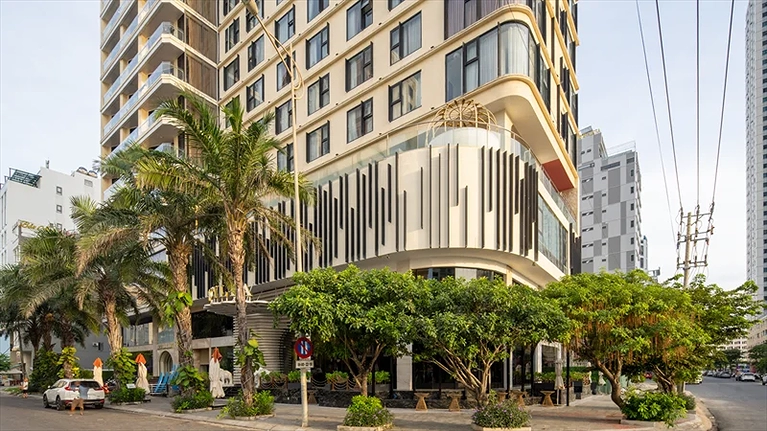 toàn cảnh khách sạn nhìn từ bên ngoài