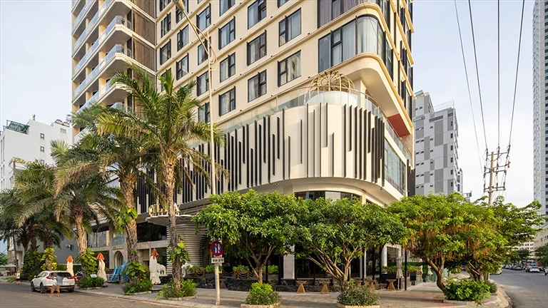 toàn cảnh khách sạn nhìn từ bên ngoài