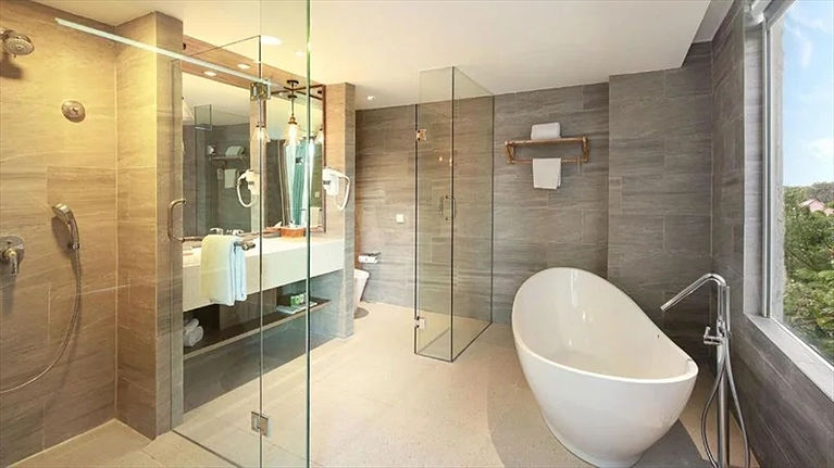 Nhà vệ sinh được trang bị bồn tắm nằm