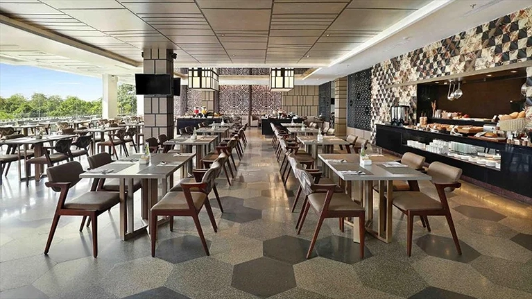 Không gian nhà hàng thoáng đãng