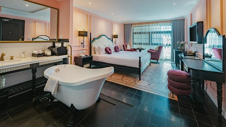 Studio with Bathtub No View