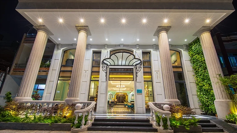 Cổng vào khách sạn nhìn từ bên ngoài