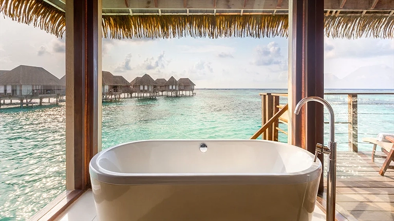 Overwater Suite với bồn tắm hướng biển