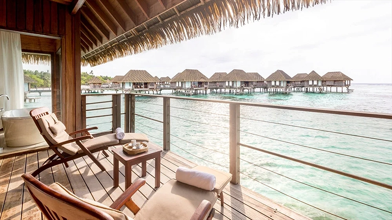 Thư giãn ngắm bình minh & hoàng hôn trên chiếc ghế hiên Overwater Suite