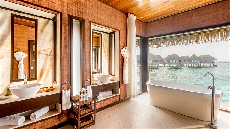 Overwater Suite với bồn tắm hướng biển