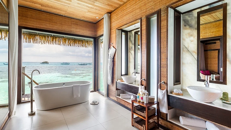 Overwater Suite với bồn tắm hướng biển