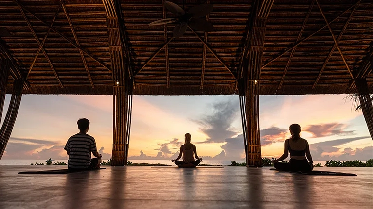 Cùng thư giãn với các bài tập Yoga và đón những ánh nắng sớm mai