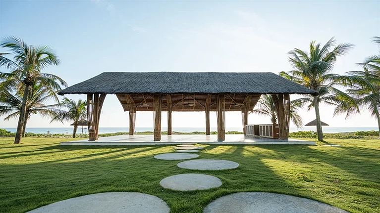 Khu vực tập Yoga trước mặt biển