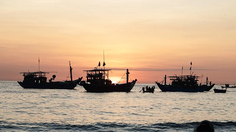 Cách khu nghỉ chỉ 15 phút đi bộ men dọc theo đường biển, Khách hàng sẽ hít đầy lồng ngực không khí trong lành, ngắm mặt trời ló rạng