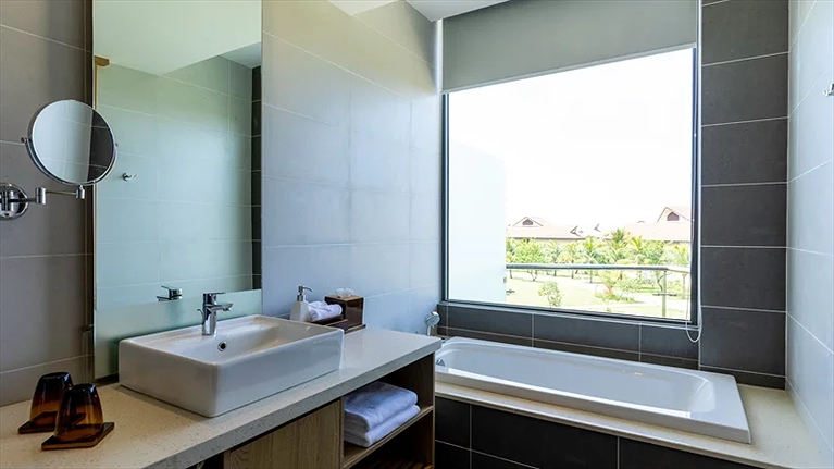 Phòng tắm hạng phòng Duo Superior được trang bị bồn tắm nằm