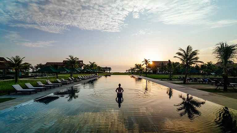 Hồ bơi chính với diện tích trải dài