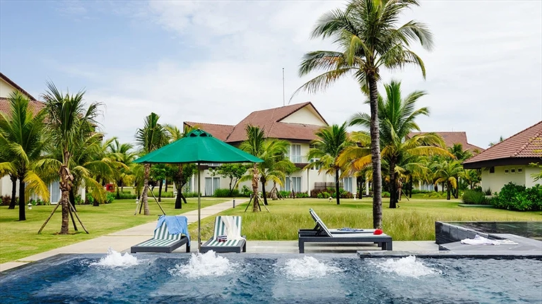 Hồ bơi thư giãn tích hợp các hệ thống sục Jacuzzi