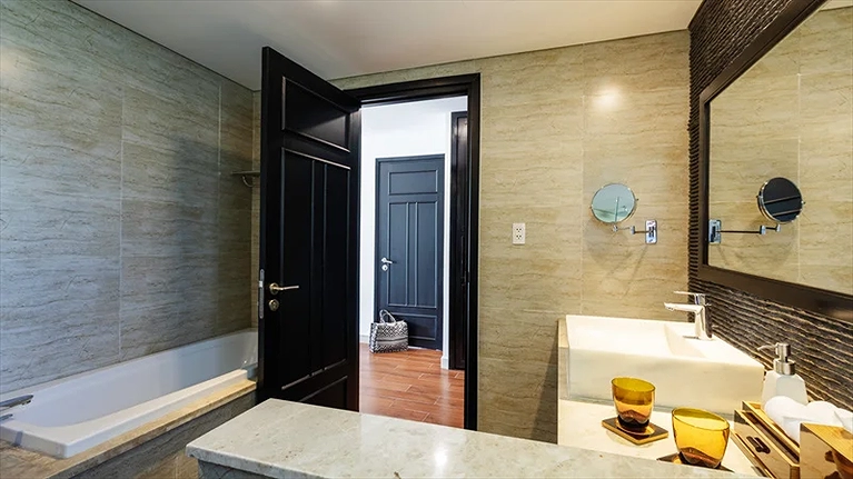 Phòng tắm Duo Deluxe với trang  bị hiện đại, đầy đủ tiện nghi