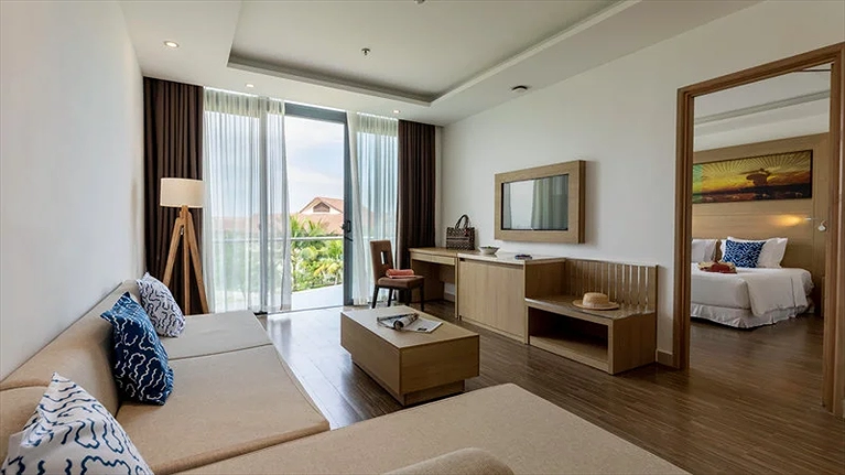 Hạng phòng Suite Superior nằm tại khu Hotel Building với trang bị phòng khách riêng