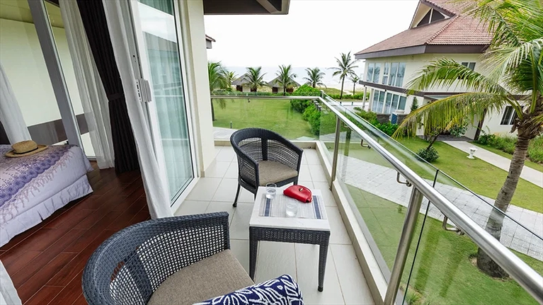Ban công hạng phòng Junior Suite Seaview thoáng đãng