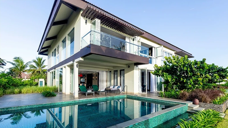 Khoảng sân và vườn rộng lớn thích hợp để gia đình quây quần bên nhau