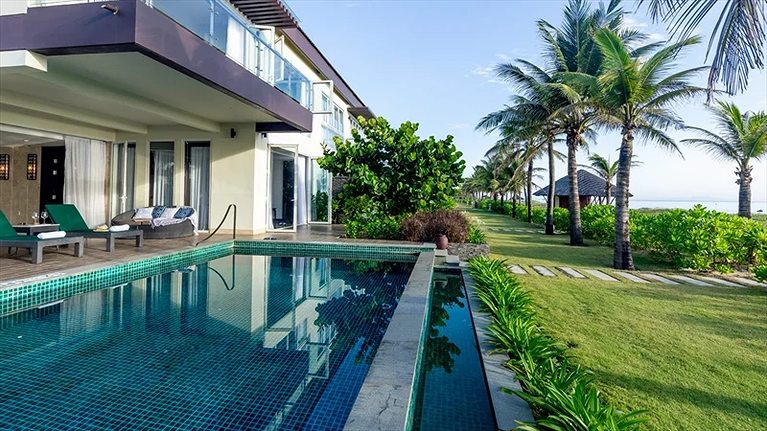 Villa đặt tại vị trí gần biển nhất nên cũng rất thuận tiện đi thẳng ra bãi biển
