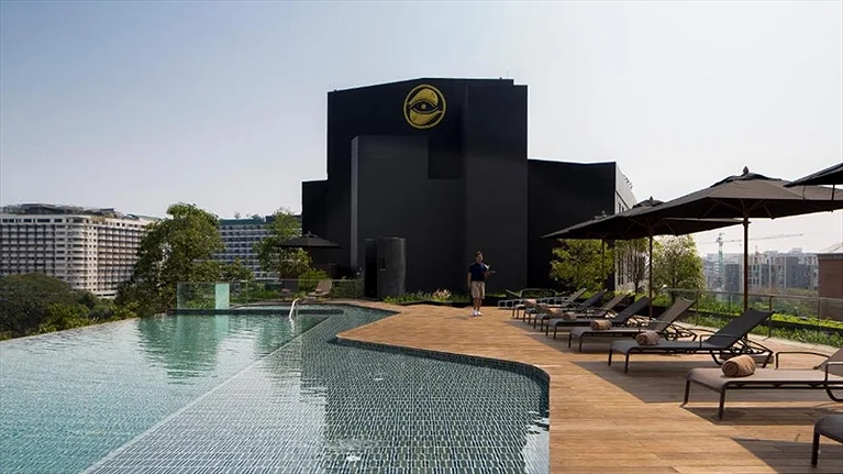 Hồ bơi ngoài trời