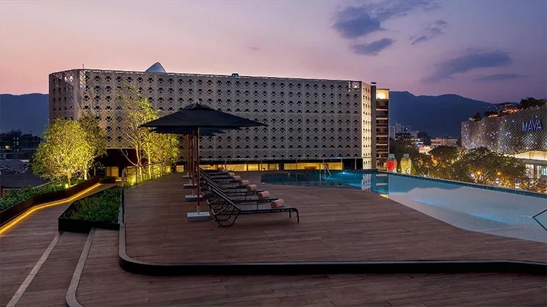 Hồ bơi ngoài trời