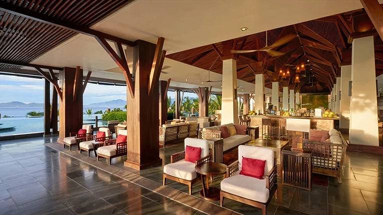 Không gian sảnh Lễ tân với nhiều bàn ghế để khách hàng có thể nghỉ ngơi trong lúc làm thủ tục