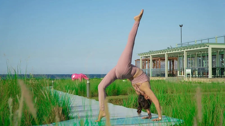 Cùng thư giãn với các bài tập Yoga và đón những ánh nắng sớm mai