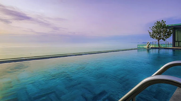 Hồ bơi vô cực ôm trọn biển