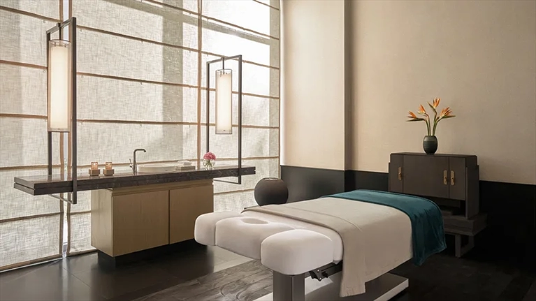 Phòng trị liệu với giường sóng âm