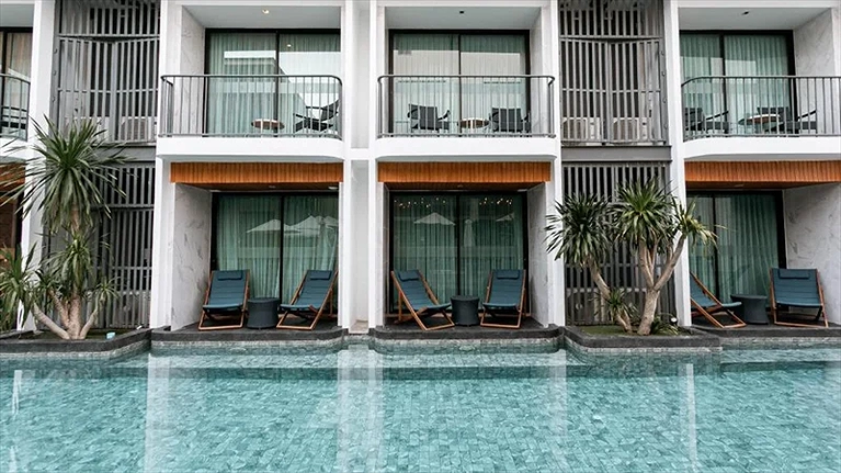 Hồ bơi ngoài trời