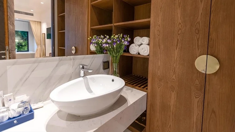 Nhà vệ sinh được trang trí thanh lịch