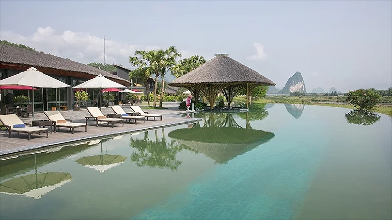 Bể bơi khoáng nóng ngoài trời với phong cảnh núi non trùng điệp