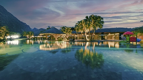 Bể bơi khoáng nóng vào ban đêm vô cùng rực rỡ