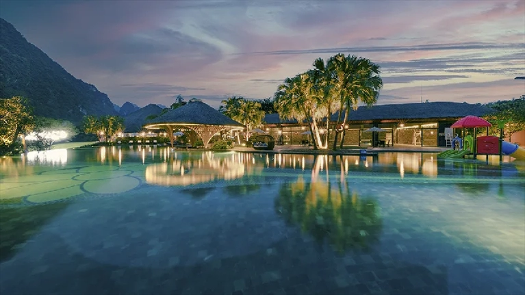 Bể bơi khoáng nóng vào ban đêm vô cùng rực rỡ