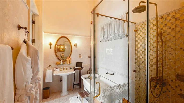 Hạng phòng Luxury with Balcony