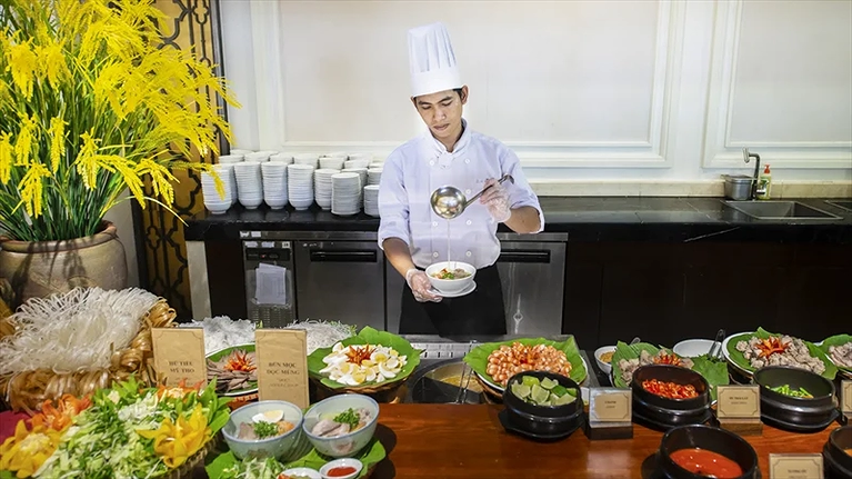 Quầy ẩm thực Việt Nam được phục vụ vào buffet sáng