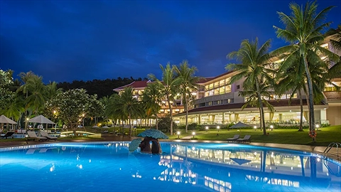 Hồ bơi ốc đảo khi về đêm