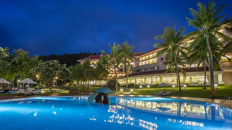Hồ bơi ốc đảo khi về đêm