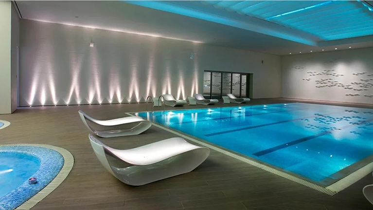 Hồ bơi trong nhà điều chỉnh nhiệt độ