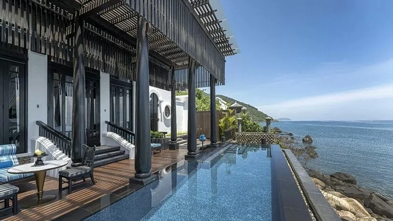 2 BR Seaside Villa On The Rocks