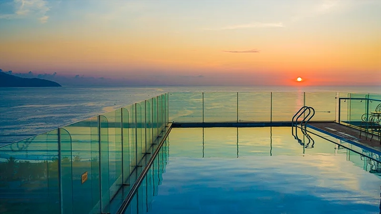 Hồ bơi tại tầng thượng của khách sạn