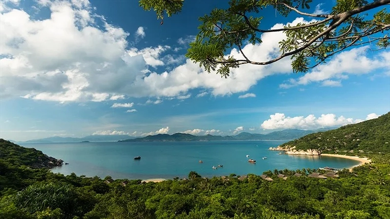 Với địa hình "Tựa Sơn Hướng Thủy" mang đến không gian nghỉ dưỡng yên tĩnh, thoải mái nhất