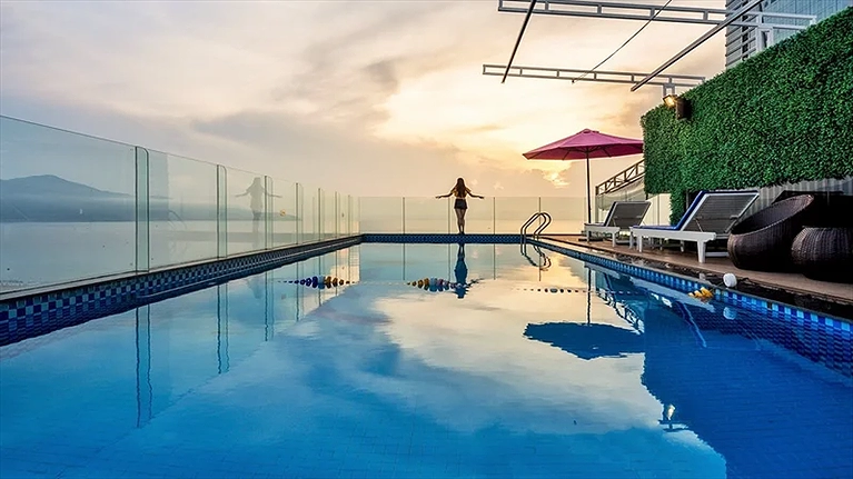 Hồ bơi tại tầng thượng của khách sạn