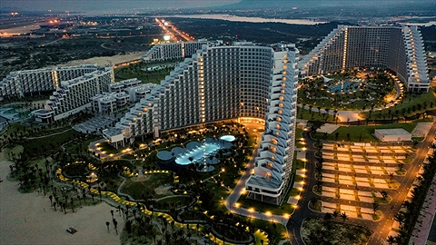 Toàn cảnh khu nghỉ về đêm nhìn từ trên cao