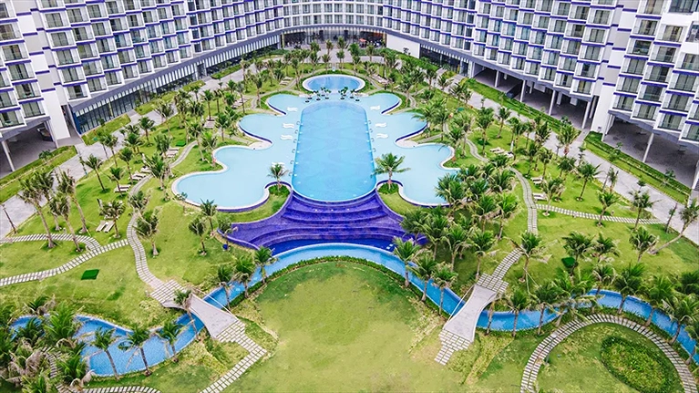 Khu vực hồ bơi ngoài trời