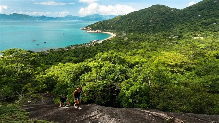 Đến với Six Senses Ninh Vân Bay, khách hàng không nên bỏ qua trải nghiệm hoạt động "leo núi, băng rừng" và có cơ hội thấy được thiên nhiên tuyệt vời