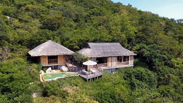 Tận hưởng sự riêng tư tuyệt đối trong không gian của villa, nơi thiên nhiên hòa quyện vào từng chi tiết, mang đến một trải nghiệm nghỉ dưỡng đích thực và gần gũi với môi trường