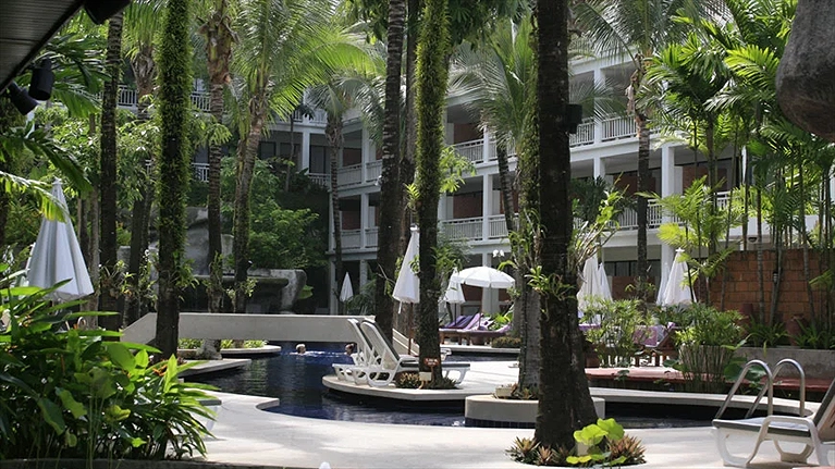 Khuôn viên khu nghỉ dưỡng rợp bóng cây xanh