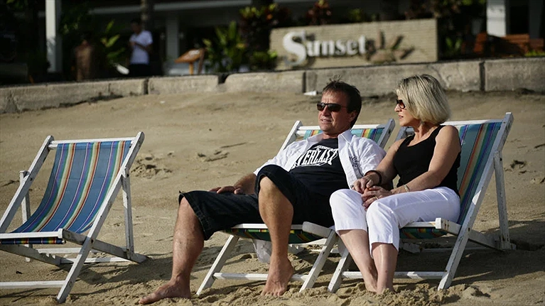 Thư giãn tại bờ biển ngay đối diện khu nghỉ dưỡng