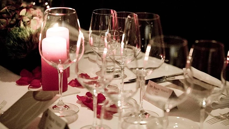 Bàn tiệc được bày trí tinh tế