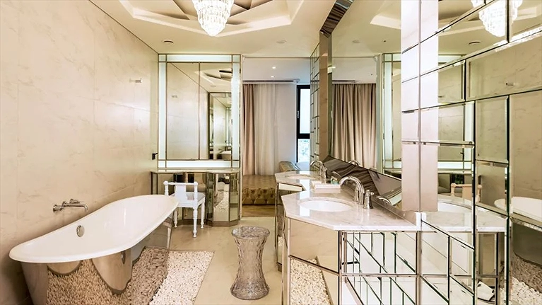 Nhà vệ sinh được trang trí độc đáo