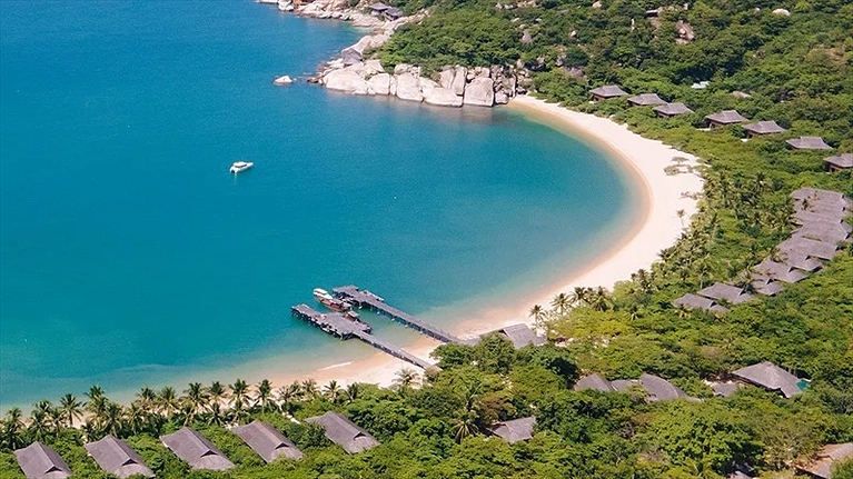 Khám phá vẻ đẹp bất tận của Vịnh Ninh Vân, nơi khu nghỉ dưỡng Six Senses tạo nên một ốc đảo yên bình, hòa mình vào thiên nhiên hùng vĩ và biển xanh mát